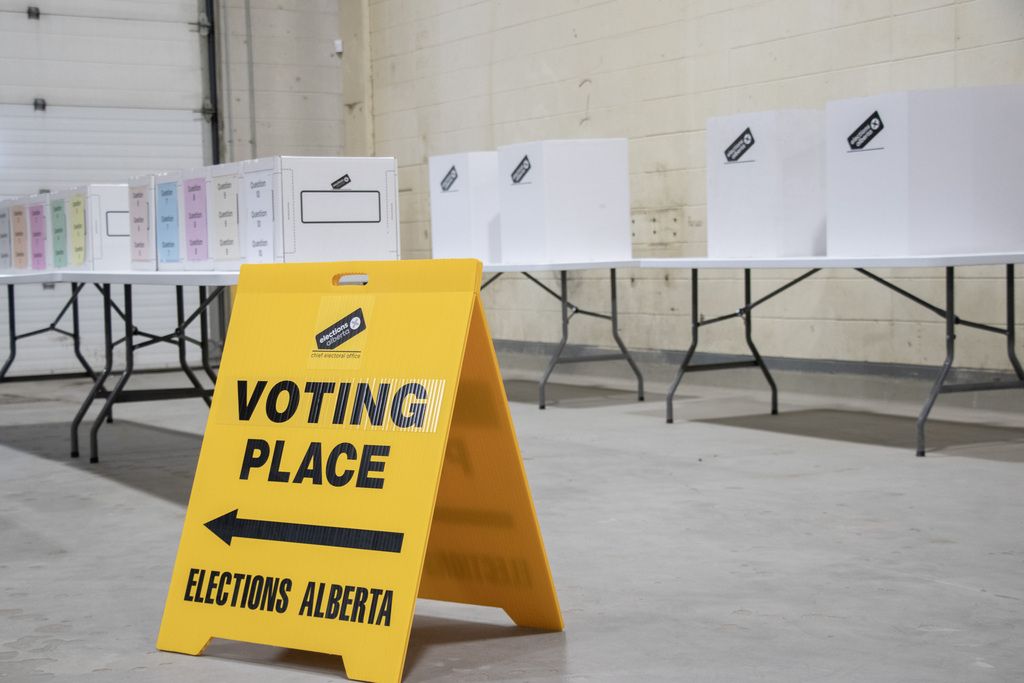 A new Leger poll says 74 per cent of respondents intend to vote in favour of remaining in Canada this referendum.