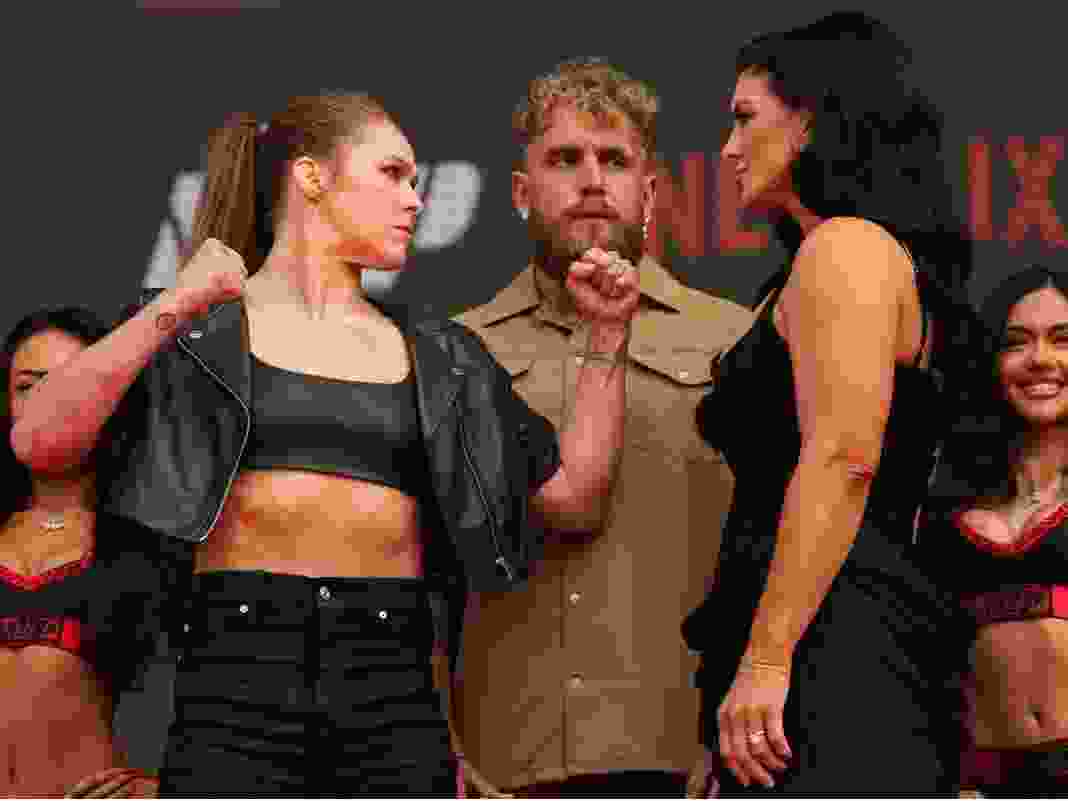 Ronda Rousey (L) and Gina Carano