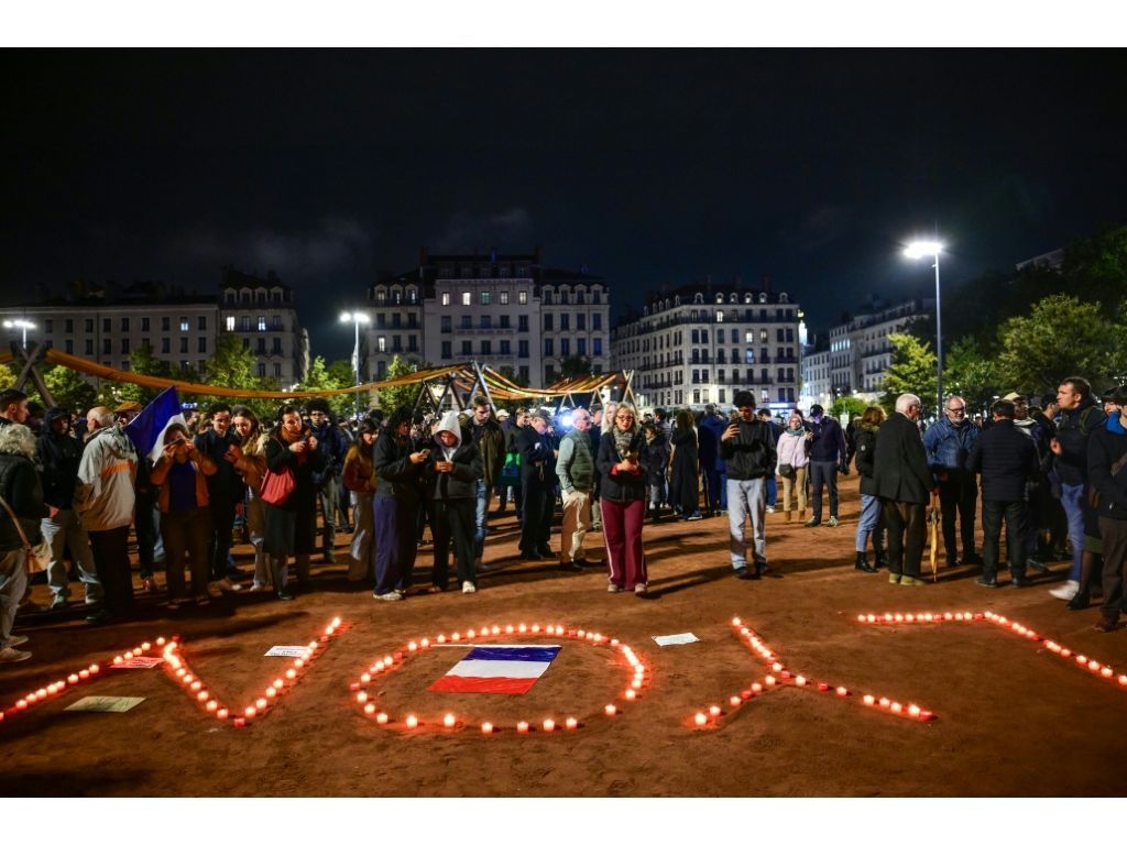 In Lyon, around 500 people gathered on Monday evening outside the tourism office that was set on fire.